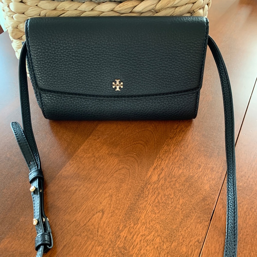 New Tory Burch Robinson Crossbody Wallet in black